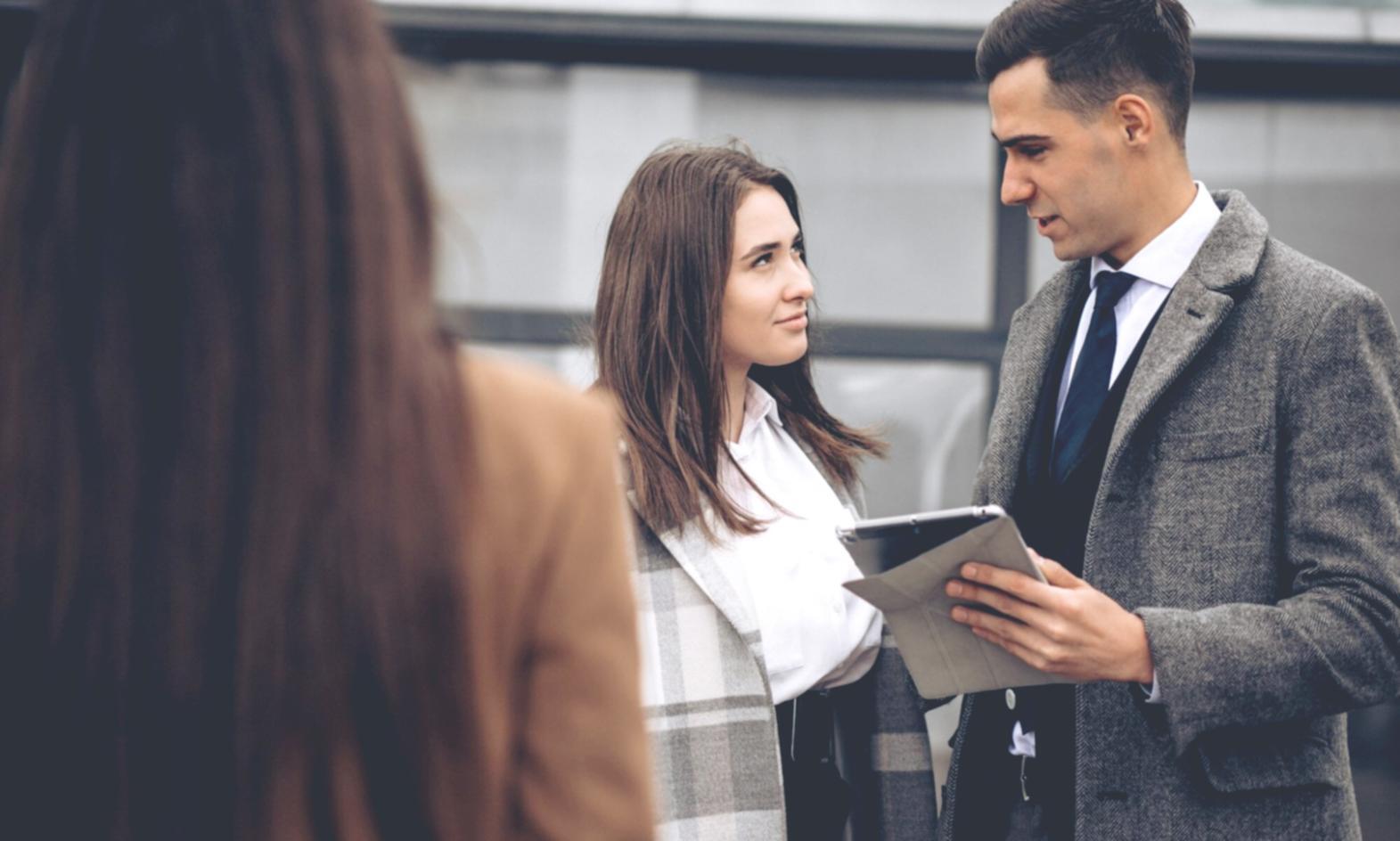 Profesionales analizando estrategias financieras en una sesión de formación