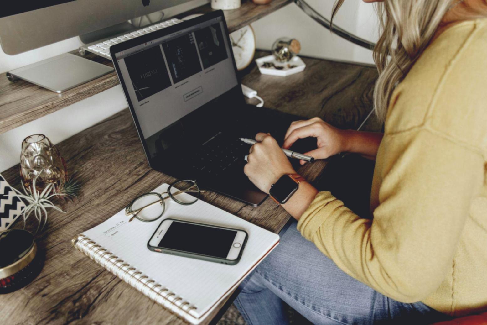 Consultoría financiera personalizada en oficina moderna